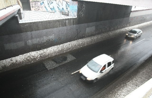 Studzienki, które się zapadły zostały zalane asfaltem, by...