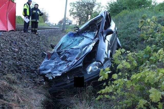 Tragiczny weekend w regionie: samochód spadł z wiaduktu i przewrócony traktor [ZDJĘCIA]