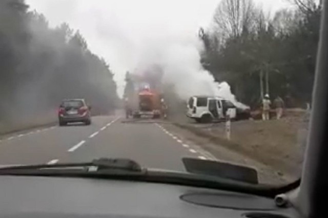 Pożar samochodu w rejonie miejscowości Koźliki zablokował DK19