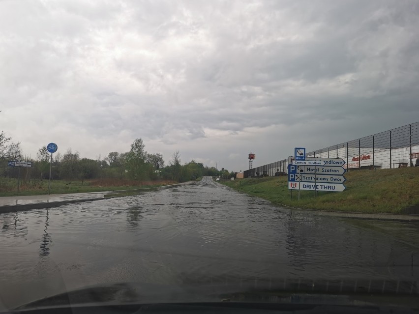 Zalana jest też droga do M1 w Czeladzi i parking przy...