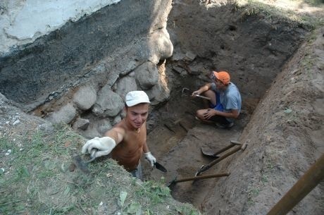 Badania wykopaliskowe przy pawilonie północnym w ogrodzeniu dziedzińca wstępnego Pałacu Branickich