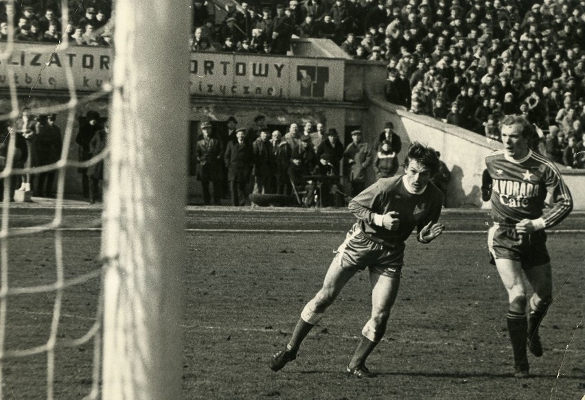 Wiosna 1983 roku. Wisła ogrywa na swoim stadionie Szombierki...