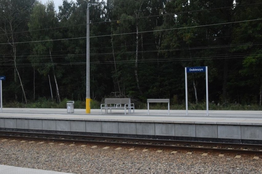 Przebudowa linii kolejowej numer 8. Perony w Dobieszynie koło Białobrzegów wybudowane, ale wokół bałagan. Jest szansa na zmianę?