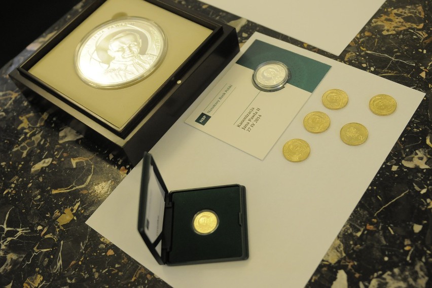 Nowe monety upamiętniające kanonizację Jana Pawła II. Tłum przed bydgoskim oddziałem NBP [zdjęcia]