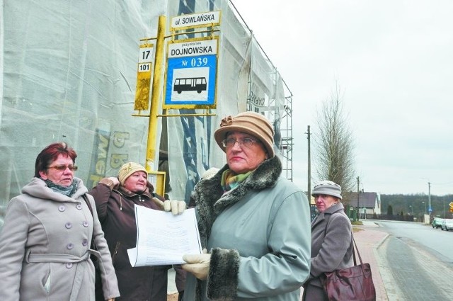 To chyba nie jest aż tak wielki problem dla komunikacji przywrócić chociaż jedną wiatę w tej okolicy - mówi Maria Szamreta.