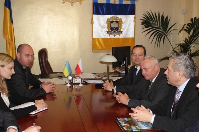 Przedsiębiorca z Rzeszowa inwestuje na UkrainiePodczas rozmów w Tarnopolu na Ukrainie. Pierwszy z prawej - Wacław Płonka, trzeci z prawej - senator Władysław Ortyl.