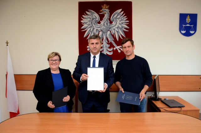 Umowę podpisał burmistrz Dariusz Meresiński.