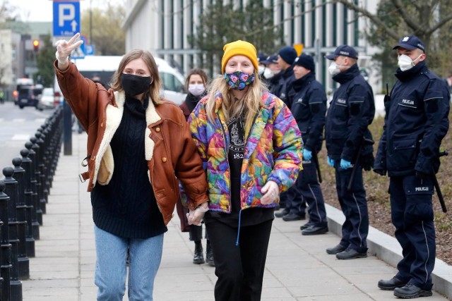 Młodzi Polacy mówią, że polityka ich nie interesuje. Ale to nie do końca jest prawda. Nie są obojętni politycznie, o czym  świadczą protesty, w których licznie biorą udział