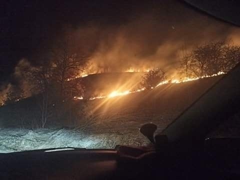 Pierwszy pożar traw w powiecie ostrowieckim w tym roku. Płonęły nieużytki w Prawęcinie (ZDJĘCIA)