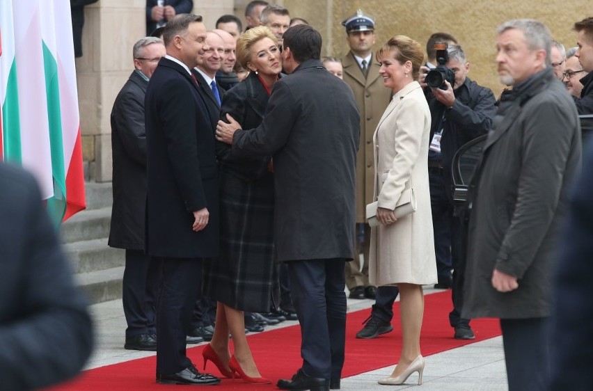 Oficjalne powitanie prezydentów Polski i Węgier na placu przed Wojewódzkim Domem Kultury w Kielcach