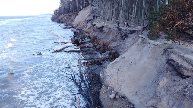 Zniszczony klif w Orzechowie na zdjęciach z drona. Niszczycielska siła Bałtyku dała się we znaki