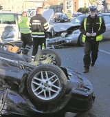 Policjanci nie pomogli po zderzeniu 4 aut? Kierowcy wściekli na funkcjonariuszy za korek