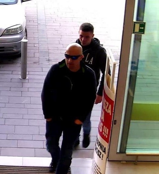 Oświęcimscy policjanci poszukują złodziei telewizora – kto rozpoznaje tych mężczyzn na zdjęciach proszony jest o kontakt z policją   