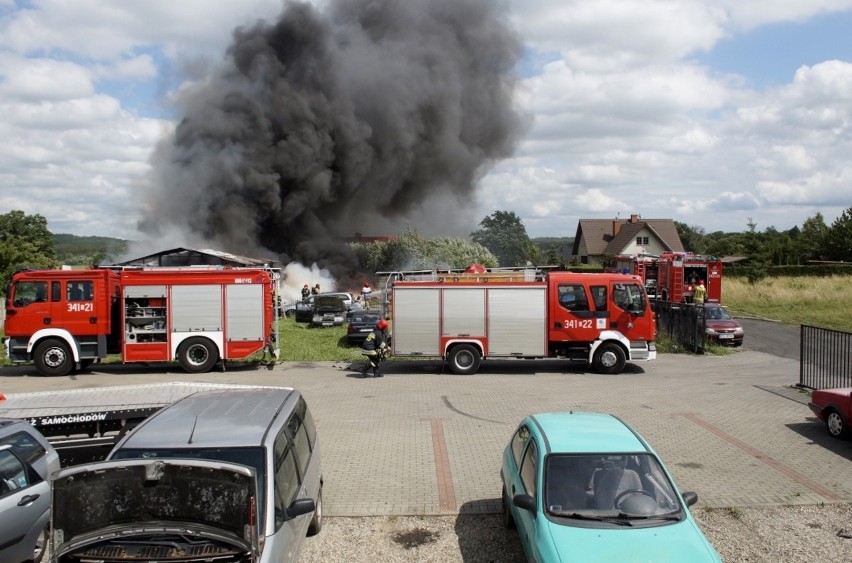 Pożar w Łosinie. 8 zastępów straży pożarnej ratowało mienie. Ewakuowano mieszkańców pobliskiego domu