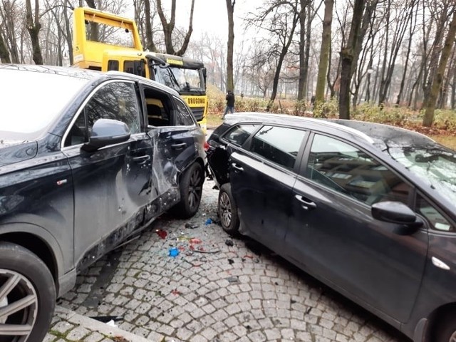 Zniszczone auta przy ulicy Słowackiego w Radomiu. Więcej na kolejnych zdjęciach