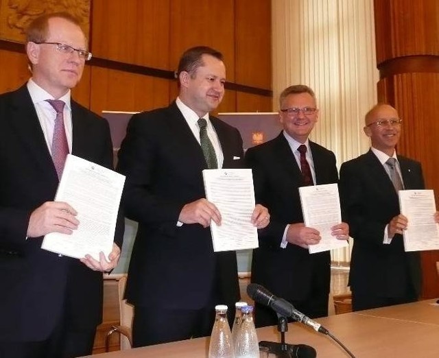 Prospekty emisyjne trzymają (od lewej): Ludwik Sobolewski, prezes zarządu GPW, Krzysztof Walenczak, wicemister skarbu, Aleksander Grad, minister skarbu i pierwszy prezes warszawskiej giełdy Wiesław Rozłucki (fot. Urszula Baumann)