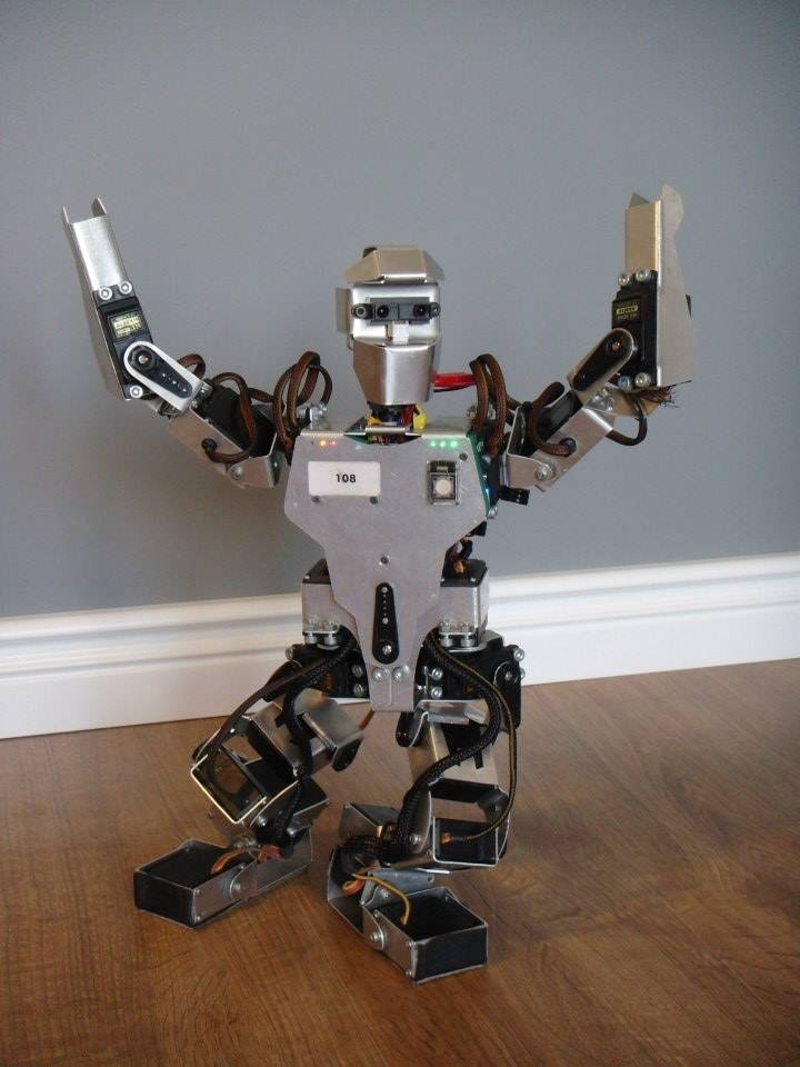 Robot humanoidalny: M-Bot.