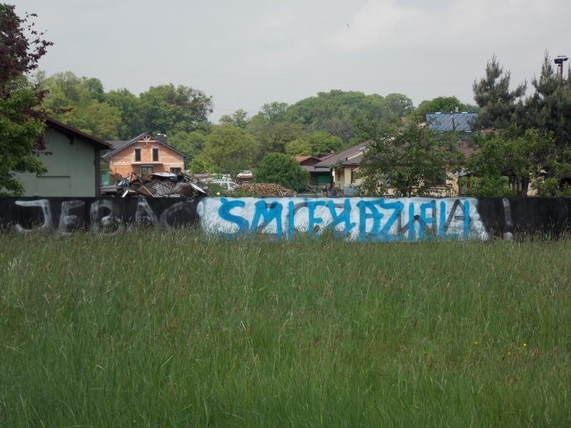 Orzesze: Popisana każda wiata, pomazany każdy kosz, każdy słup. To kibicowska wojna?