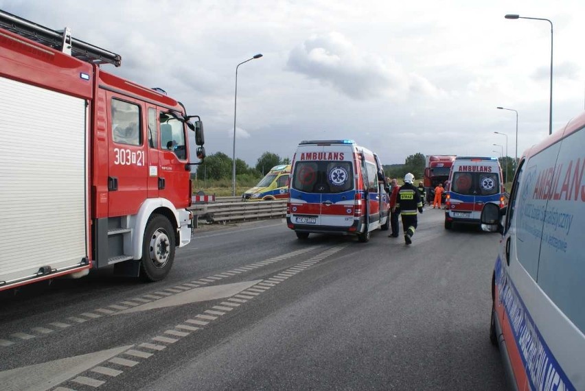 Groźny wypadek na wysokości Chęcin. Do szpitala trafiły cztery osoby, w tym trójka dzieci