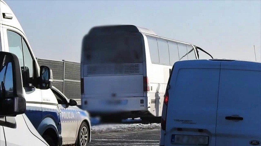 Zderzenie dwóch autokarów na trasie Lublin – Warszawa. Jednym podróżowały dzieci. Interweniował śmigłowiec medyczny (ZDJĘCIA i WIDEO)