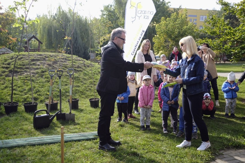 W Poznaniu zasadzono 40 drzew w 5 placówkach edukacyjnych....
