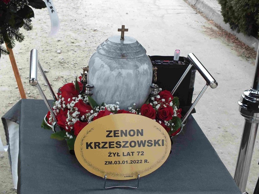 Tłumy żegnały Zenona Krzeszowskiego, byłego prezydenta Starachowic. Świeckie uroczystości pogrzebowe były bardzo wzruszające [ZDJĘCIA]