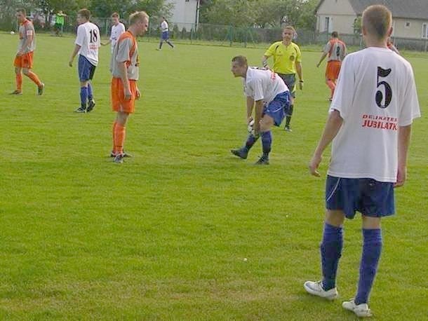 Podobnie jak w lidze, w sparingu, sędziszowianie (białe koszulki) byli lepsi od kolbuszowian.