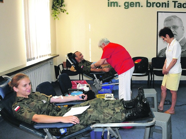 Krew oddawali w poniedziałek pracownicy wojska, elewi odbywający szkolenie w Kielcach.