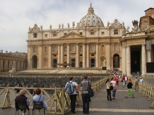 Jednym z najchętniej wybieranych na majowy weekend kierunków są Włochy. Ośmiodniowa wycieczka po najsłynniejszych miastach Włoch ze zwiedzaniem Watykanu kosztuje 1290 złotych.