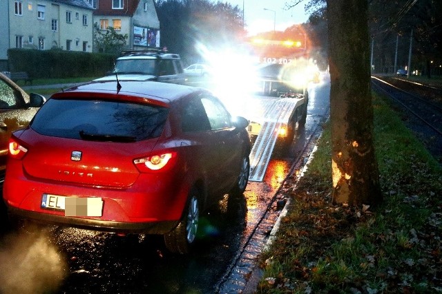 Wypadek na Sępolnie. Kobieta uderzyła autem w drzewo. Ogromne korki