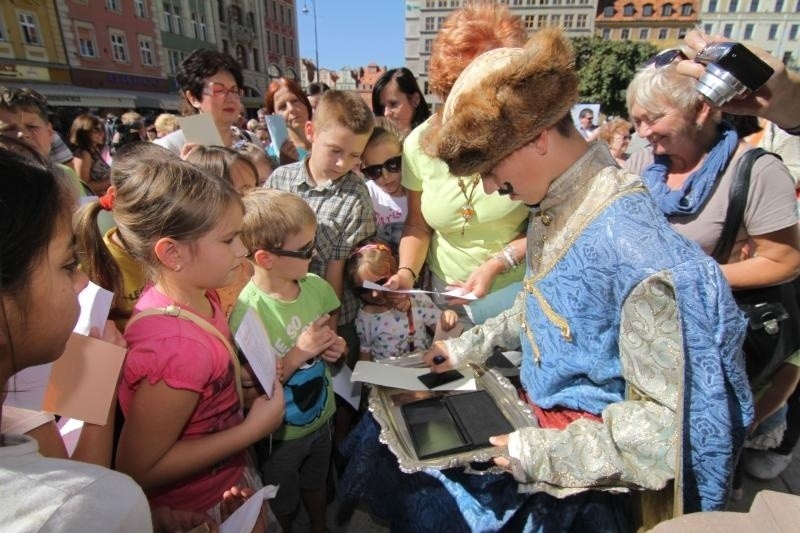 Czytali utwory Fredry na wrocławskim Rynku (ZDJĘCIA, FILMY)