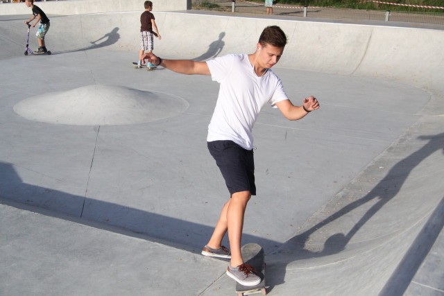 Skatepark nie został oddany do użytku. Młodzi ludzie korzystają z niego na własną odpowiedzialność. 