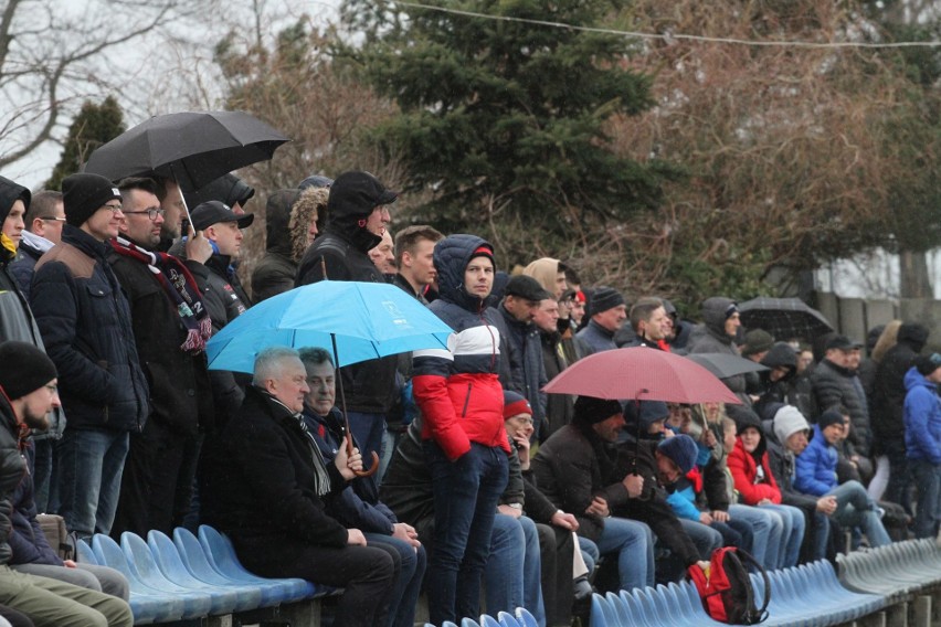 Trzecia liga. Ciekawy mecz w Daleszycach. Spartakus przegrał z Hutnikiem Kraków 0:1 [DUŻO ZDJĘĆ, WIDEO]