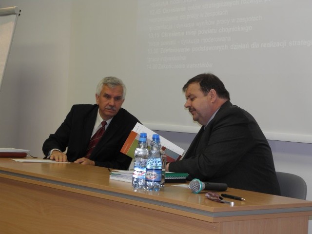 A przed starostą Stanisławem Skają (z prawej) ustalenie priorytetów strategii powiatu do roku 2025. Na zdjęciu także Marek Michalak, który opracowuje dokument