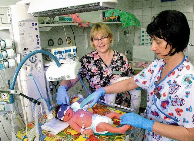 Na oddziale neonatologii lekarze pomagają najmłodszym pacjentom