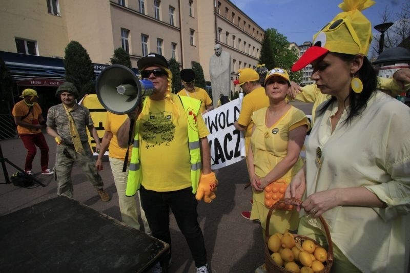 Żółta Alternatywa żąda uwolnienia kaczki! Happening w pasażu Schillera