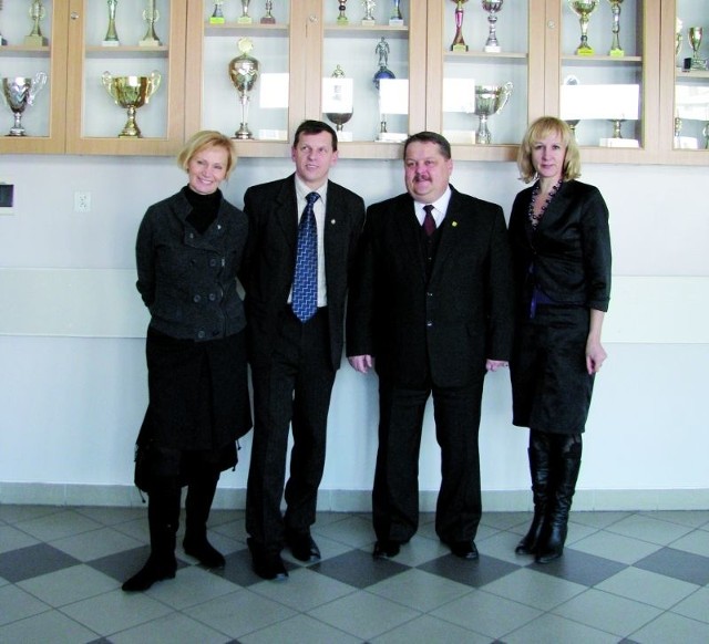 Delegacja z Litwy zwiedzała SP nr 1. Od lewej: Wirginija Maciulene i Sygitas Karlonas z Alytusa, burmistrza Zbigniew Karwowski i Alicja Halicka-Pochodowicz, dyrektor szkoły.