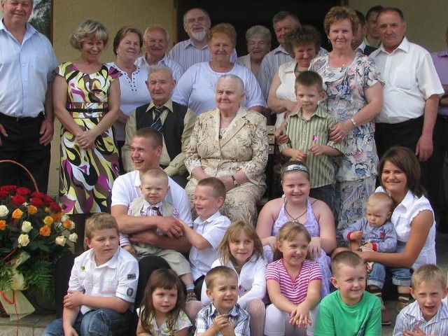 Pani Władysława i pan Marian w otoczeniu swojej licznej rodziny