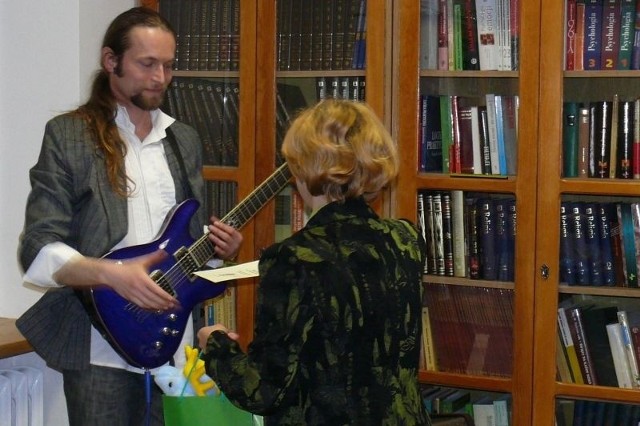Marcin Jóźwik z Kozienic często zapewnia oprawę muzyczną spotkań i wieczorów autorskich. Pan Marcin zabawia publiczność, grając z zamkniętymi oczami.
