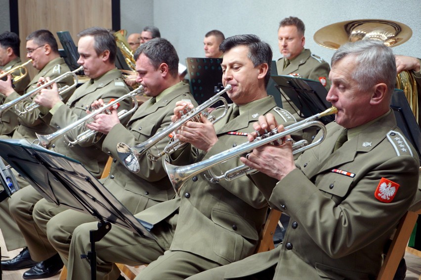 Wojskowa orkiestra zagrała w szpitalu dziecięcym w Lublinie. Zobacz zdjęcia