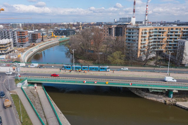 5 kwietnia 2023 r. tramwaj po raz pierwszy w historii Wrocławia wjechał na most Dmowskiego. Zobaczcie zdjęcia - posługuj się strzałkami lub gestami, aby przejść dalej