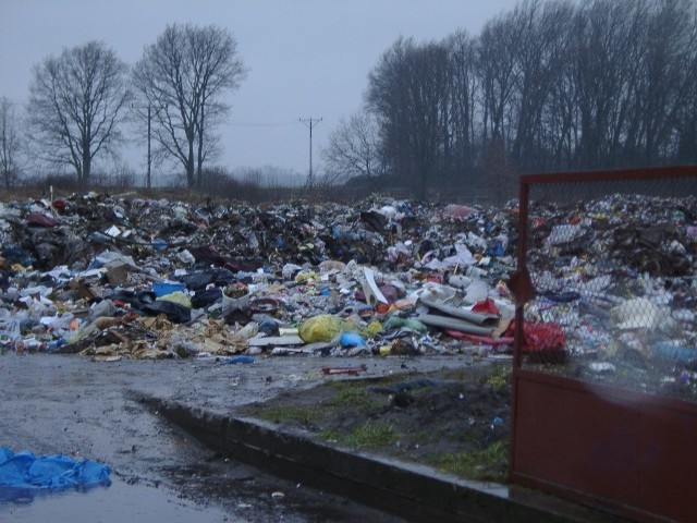 Mieszkańców Luboradza zdziwiły tajemnicze transporty z odpadami, tiry podjeżdżały w późnych godzinach wieczornych lub w dni wolne od pracy. 