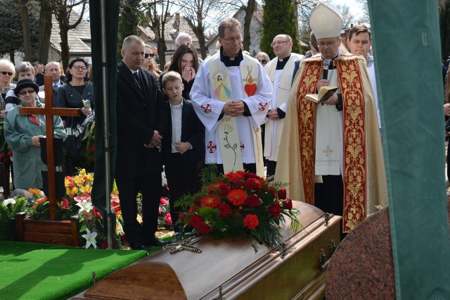 Msza żałobna w jasieńskim kościele odbyła się w czwartek, 5 kwietnia. Odprawił ją biskup diecezji Zielonogórsko-Gorzowskiej Tadeusz Lityński. Stanisław Dowhan zmarł po ciężkiej chorobie. Do końca jednak dopytywał syna Roberta Dowhana o sprawy klubu i prowadzonej przez niego firmy w Jasieniu. W ostatniej drodze zmarłemu towarzyszyła rodzina, krewni, przyjaciele, żużlowcy, sympatycy klubu, oraz mieszkańcy. POLECAMY PAŃSTWA UWADZE: