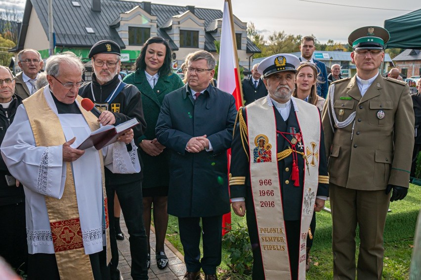 Łabowa. Odsłonięto pierwszy w Polsce pomnika ks. Władysława Gurgacza [ZDJĘCIA]