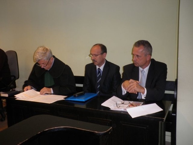 Sławomir Adamiec (pierwszy z prawej) i Ryszard Fałek (w środku) zasiedli obok siebie na ławie oskarżonych. Na zdjęciu także adwokat Fałka Borysław Szlanta.