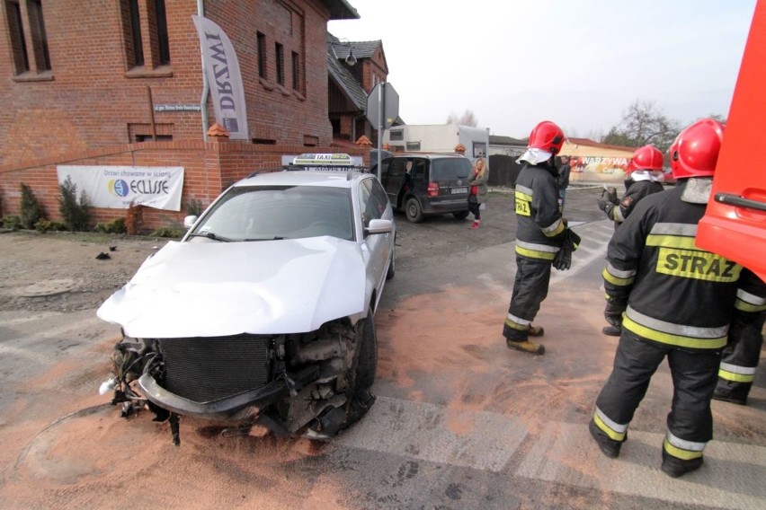 Wypadek na Grota-Roweckiego. Samochód rozbił mur posesji