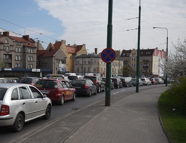 Autobus MPK na rondzie Śródka zderzył się z autem osobowym. Nikt nie ucierpiał w zdarzeniu.