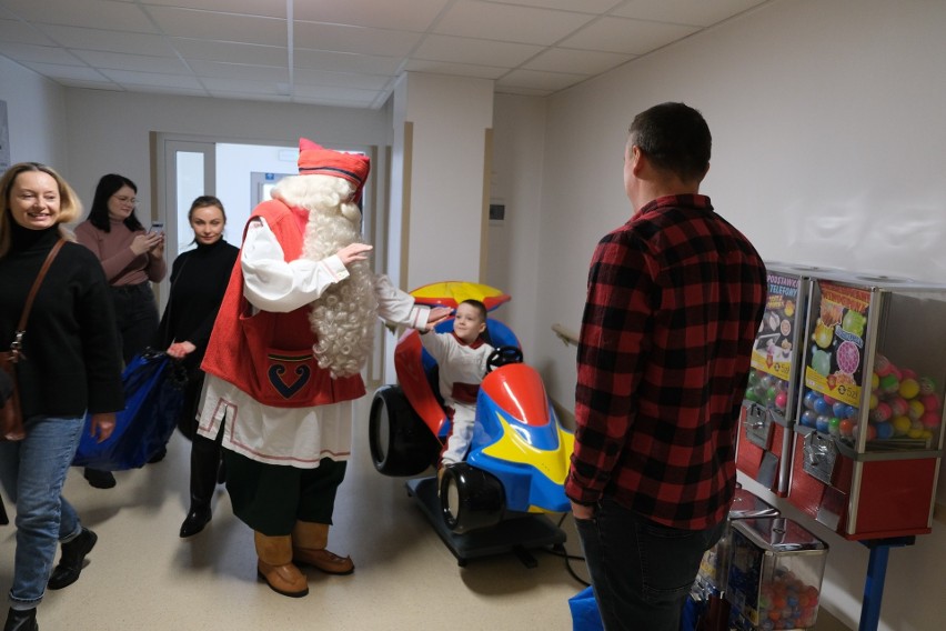 Święty Mikołaj spotkał się z małymi pacjentami