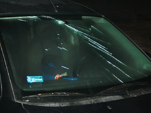 Samochód uszkodzony w czwartkowy wieczór w Kielcach.