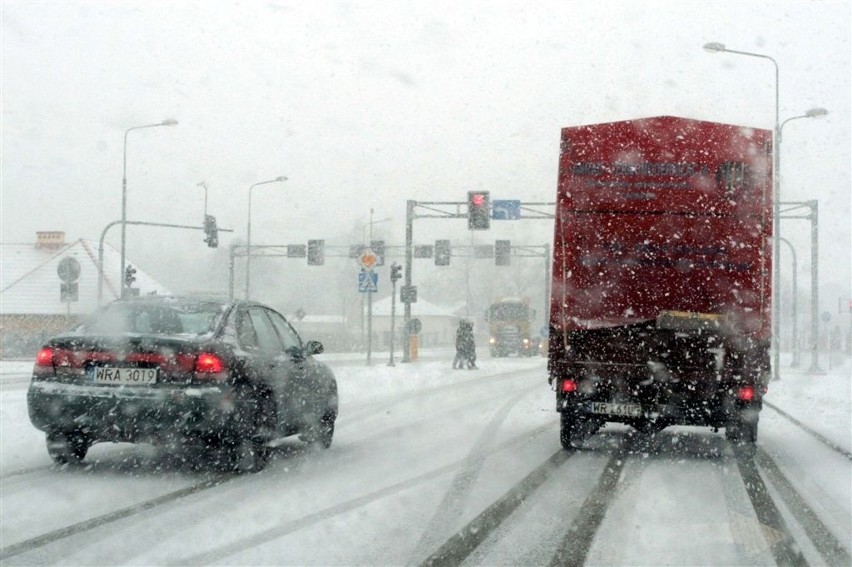 Pierwszy powazny atak zimy w Radomiu zaskoczył drogowców....